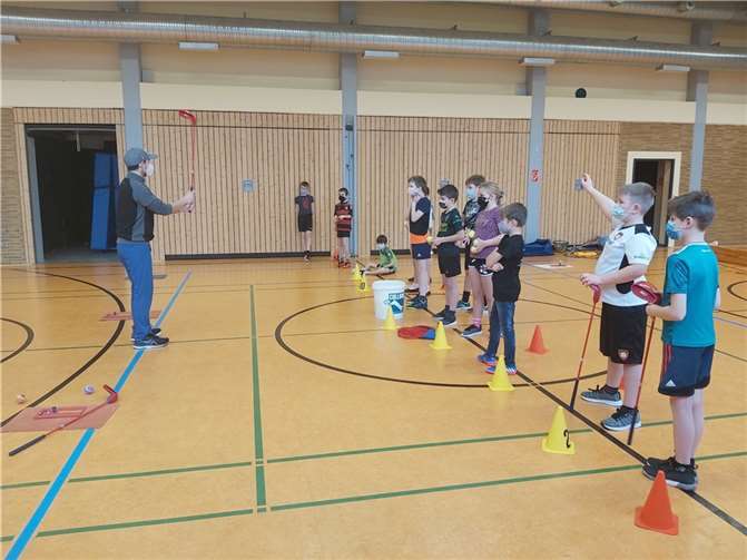 Golftrainer Felix Grünhäuser begeistert die Grundschüler für die tolle Sportart Golf.