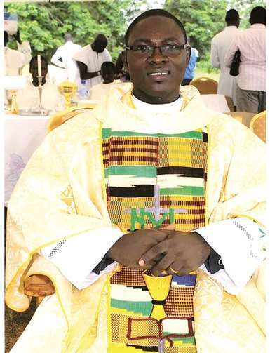 Gordon Adomah trägt sein Priestergewand mit Würde. privat