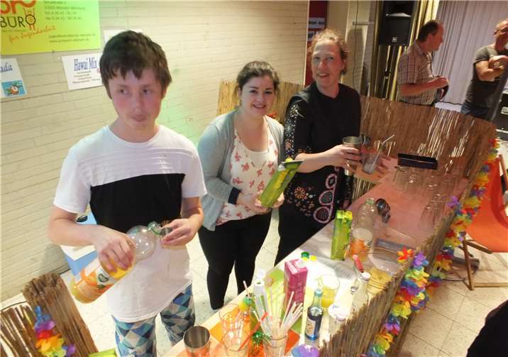 Gordon Hoppe, Elena Metzinger und Lisa Winkens (v. l.)versorgten die Besucher mit bunten und alkoholfreien Cocktails. privat