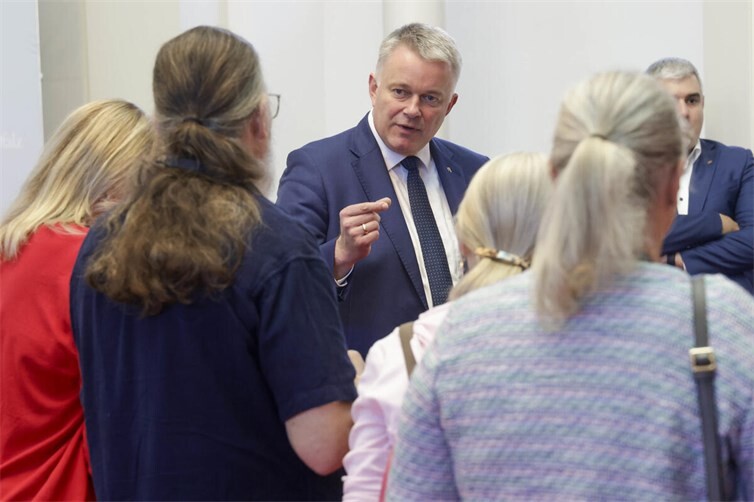 Gordon Schnieder hatte ein Ohr für die Belange der Grundschulliga. Neben dem Gruppenfoto gab es auch sportliche Challenges.