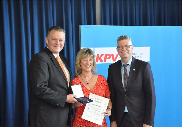 Gordon Schnieder überreicht Anke Beilstein für ihre langjährige Tätigkeit in der KPV in Gegenwart des Bundesvorsitzenden MdB Christian Haase die Konrad-Adenauer-Plakette (v.r.).Foto: KPV