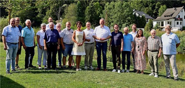 Gordon Schnieder würdigt die Adenauer CDU für das beste Landesergebnis - bei bestem Sommerwetter trafen sich Vertreter der heimischen CDU mit dem Vorsitzenden der CDU-Landtagsfraktion zu einem lockeren Austausch in gemütlicher Runde in Insul.  Foto: Dreschers
