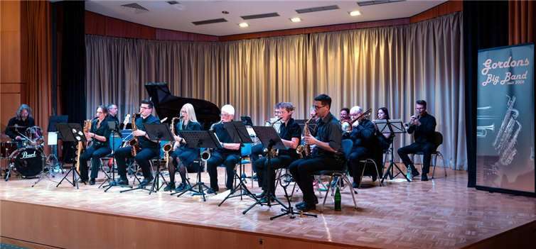 Gordons Big Band bewies einmal mehr Vielseitigkeit und die Fähigkeit, verschiedene Musikstile im fetten Big Band Gewand zu vereinen.  Foto: Ralph Ulrich