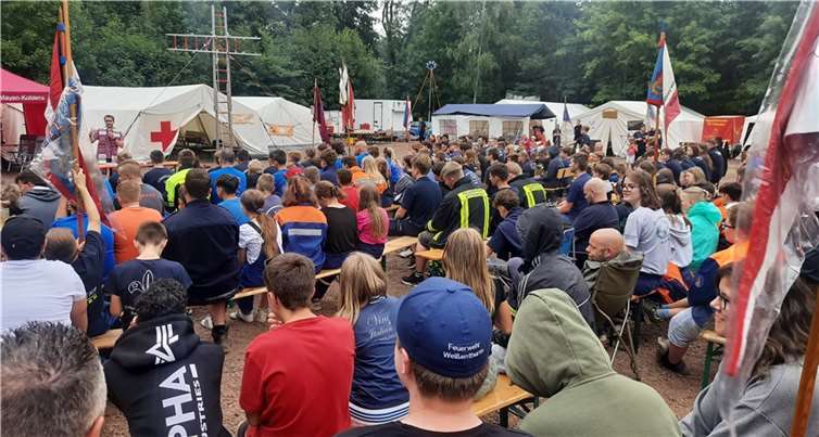 Gottesdienst mit Jonas Staudt beim Kreisjugendfeuerwehrzeltlager.