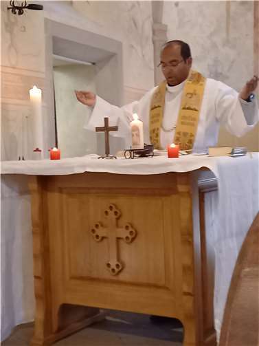 Gottesdienst mit Pater Majobi.  Foto: privat