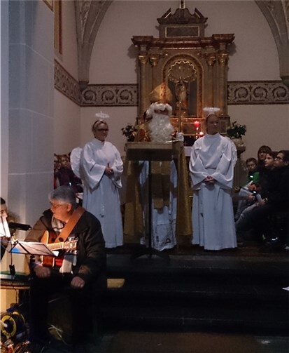 Gottesdienst mit dem Nikolaus in der alten Pfarrkirche von Niederbreitbach. privat