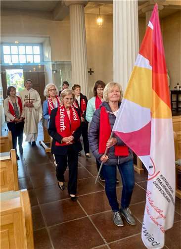 Gottesdienst und Gemeinschaft: die kfd Irlich feiert 90-jähriges Bestehen. Foto: Michael Solbach