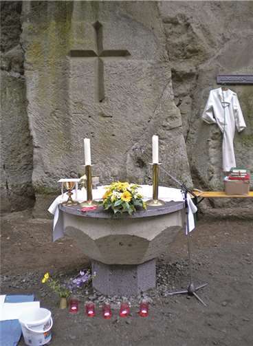 Gottesdienstplatz im Steinbruch Weibern.privat