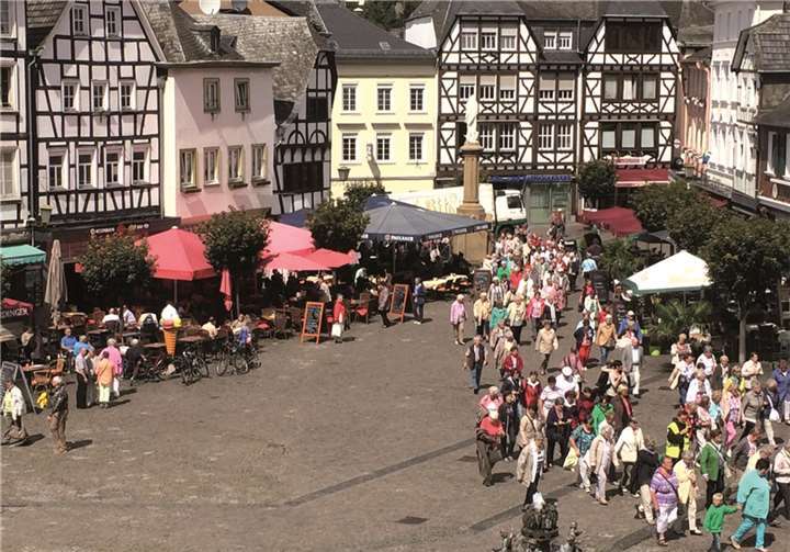 Gottesmutter Maria breitete ihren Mantel von der Spitze der Mariensäule auch für die rund 500 PiIger der Schiffswallfahrt des Niederrheins aus.privat