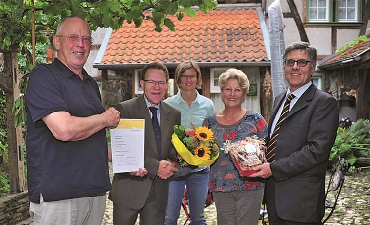 Gottfried Becker (v. l.), Heinz Schönewald vom Ahrtal-Tourismus, Maike Gausmann-Vollrath, Sigrid Becker und Bürgermeister Wolfgang Kroeger freuten sich über die Auszeichnungen. RÜ