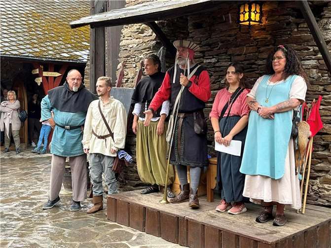 Gottfried und Gefolge.