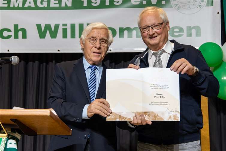 Gottschalks Vorgänger Peter Filla führte den Verein in den letzten 8 Jahren und erhielt die Bronzene Ehrennadel überreicht durch Fritz Langenhorst, Sportkreisvorsitzender Ahrweiler.