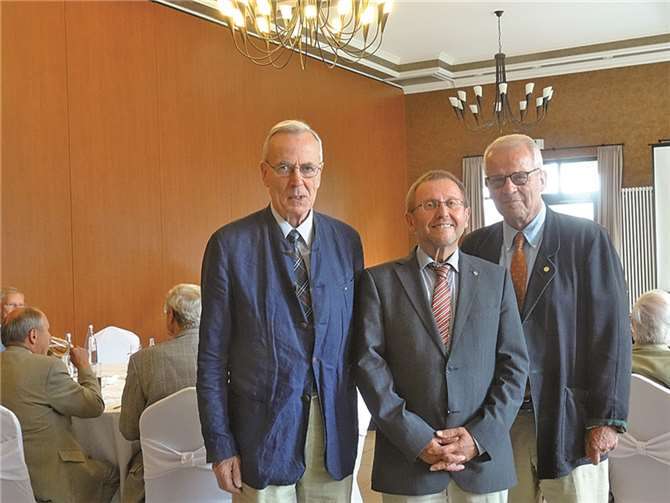 Governor Klaus von Schnakenburg (li.) macht zurzeit die Runde bei den Rotary-Clubs seines Distrikts. Beim RC Bonn-Rheinbach begrüßte ihn Präsident Winfried Kappler (Mitte), rechts Assistant Governor Peter Weidert. privat