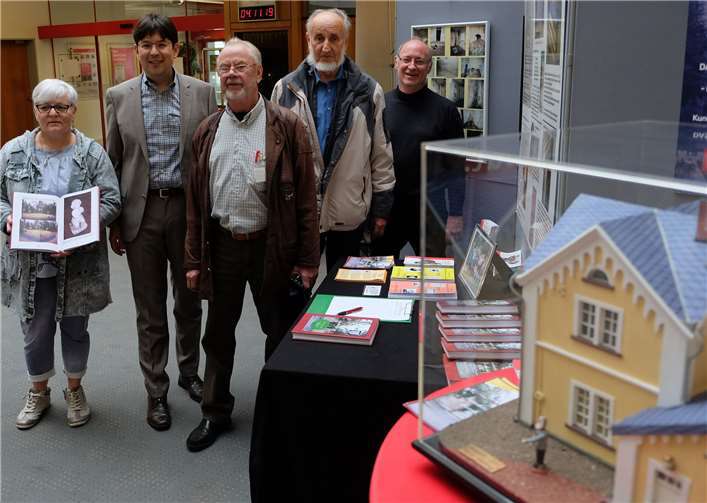 Grabpatin Ema Würsch, Bürgermeister Michael Mang und die drei maßgeblich für die unterschiedlichen Aktionen auf dem Alten Friedhof Verantwortlichen: Horst Ueding, Hans-Joachim Feix und K.D. Boden (v.l.).Foto: privat