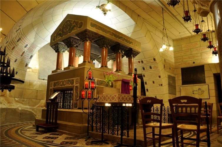 Grabstätte des Hl. Martin in der Krypta.  Quelle: de.wikipedia.org/wiki/Saint-Martin_de_Tours Tipoune, Tombeau de Saint-Martin de Tours