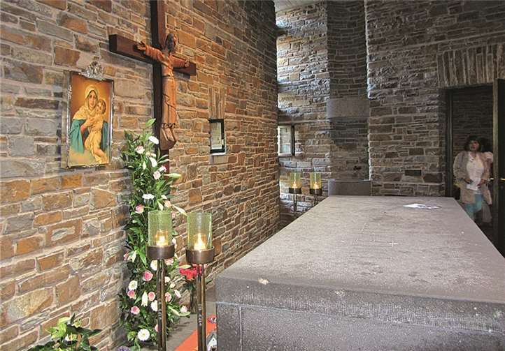 Grabstätte von Pater Kentenich in der Anbetungskirche auf Berg Schönstatt.