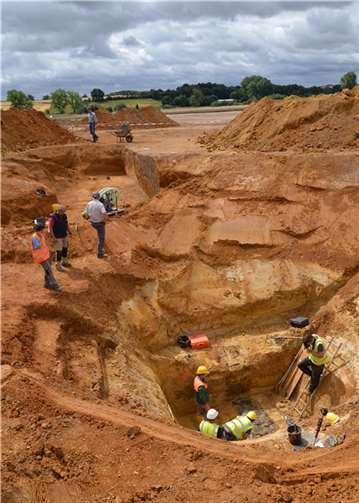 Grabungsarbeiten am nordöstlichen Qanat-Strang. Im Vordergrund wird in 7 m Tiefe die aus Schieferbruchsteinen angelegte Wasserrinne freigelegt. Foto: GDKE, Direktion Landesarchäologie, Außenstelle Koblenz / M. Gensty