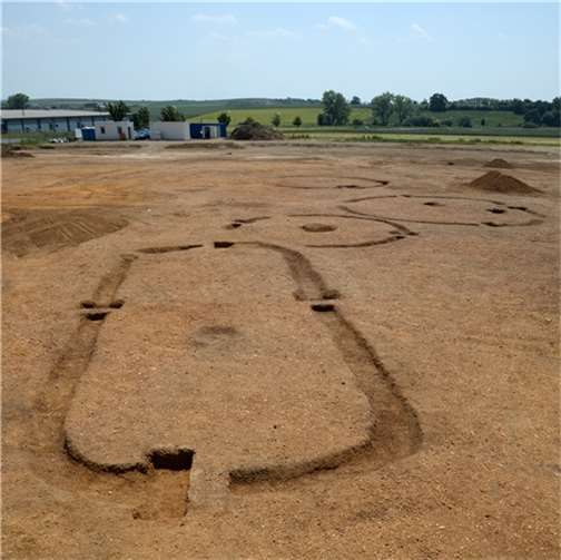 Grabungsfläche mit freigelegten Kreisgräben und einem im Mittelrheingebiet seltenen Langgraben (im Vordergrund) als Überreste von eingehegten Grabhügeln. Foto: GDKE, Direktion Landesarchäologie, Außenstelle Koblenz / M. Gensty