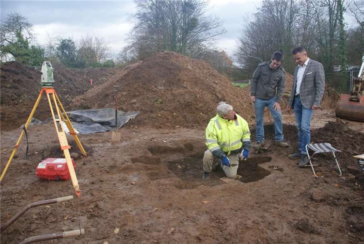 Grabungstechniker Frank Brüninghaus erläutert Timo Lang von der Landesarchäologie und Ortsvorsteher Tim Michels aktuelle Funde.