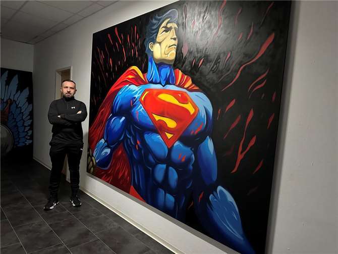 Graffiti-Künstler Eugen Dorofeev neben einem seiner Werke.  Foto: ROB