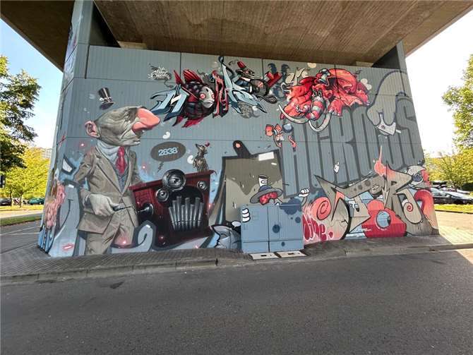 Graffiti-Kunst an der Kurt-Schumacher-Brücke. Foto: Hendrik Beirkirch