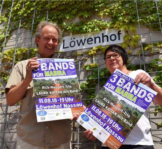 Grafikerin Claudia Wirsch aus Dienethal entwarf für den guten Zweck gern kostenlos die Plakate, damit für das von Dietmar Menze initiierte Benefizkonzert für die Ausbildung junger Menschen in Mabira ordentlich die Werbetrommel gerührt werden kann.