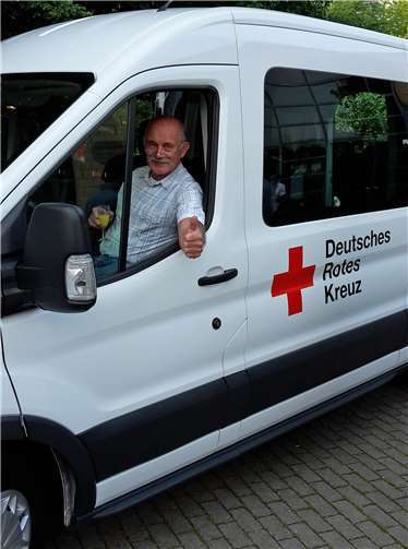 Grafschafter Ortsvorsteher Wilhelm Dreyer am Steuer des neuen Kleinbusses. privat