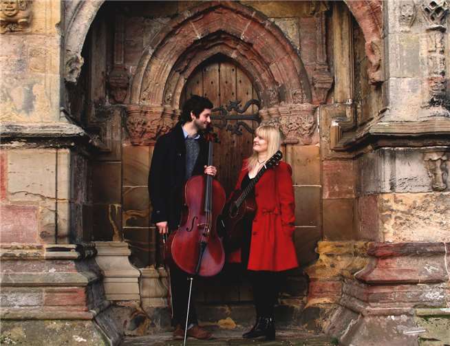 Graham Coe und Emily Kelly bilden das schottische Folk-Duo The Jellyman's Daughter und begeistern mit ihren eigenen Stücken, musikalischer Virtuosität und ausdrucksstarkem Gesang. Foto: Sandy McGhee
