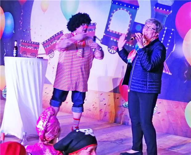 Grandiose kleine Gesangsnummer über Kölsch als Fremdsprache: Blacky und Birgit.