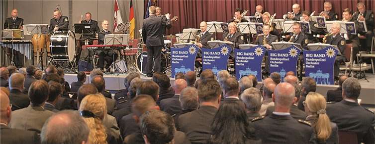 Grandiose musikalische Begleitung des Festaktes durch die Big Band des Bundespolizeiorchesters Berlin. US