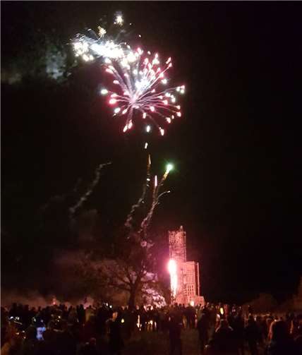 Grandioser Empfang der Zugteilnehmer: Ein kleines Feuerwerk ging dem Abbrennen des Feuers voran. Tolle Idee!