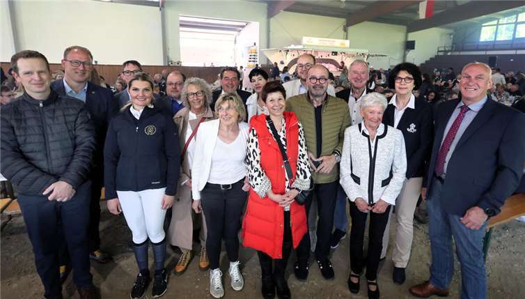 Gratulanten, Gastredner und Familie; v.l. Kai Schaffner (RVK-Pferdewirtschaftsmeister), Philipp Rasbach (1. Kreisbeigeordneter), Denise Ewenz (Pferdewirtschaftsmeisterin), Michael Wilbert (TPG-Vorsitzender), Andreas Hell (Sportbund Rheinland), Claudia Runkel (Ortsbürgermeisterin Bonefeld), Gaby Wegerhoff (ehemalige Präsidenten des Pferdesportverbandes Rheinland-Nassau), Helmut und Uschi Ewenz (Betreiber-Ehepaar von Gut Birkenhof), Melanie Anhäuser (Ortsbürgermeisterin Kurtscheid), Pierre Fischer (MdL), Peter Moskopp (MdL), Fred Hofmann (ehemaliger Sportkreisvorsitzender), Anneliese Peters (Gründungsmitglied), Jutta Spies (RVK-Vorsitzende), Fred Pretz (Moderator und Conférencier).Foto: Jörg Niebergall