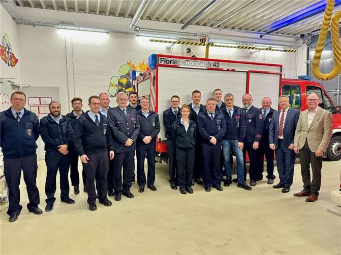 Gratulanten, Wehrführung, Wehrleitung und Verwaltung aus VG und Ort.  Foto: Michael Huhn