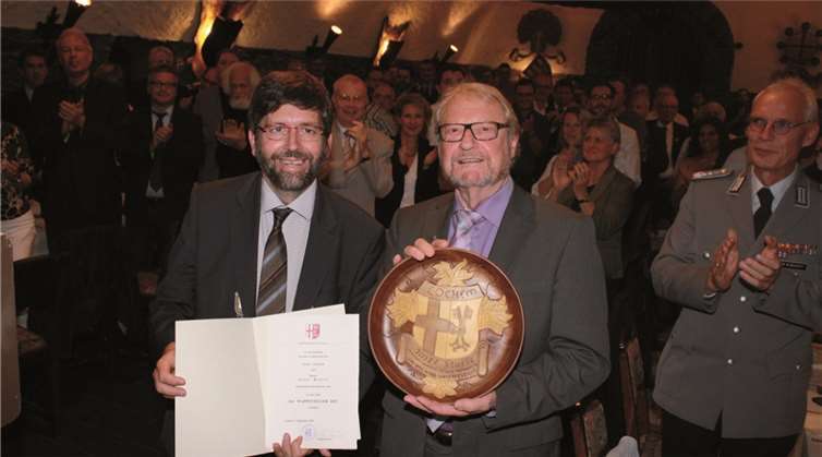 Gratulanten auf der Reichsburg waren auch die amtierenden Cochemer Weinmajestäten Charlotte und Isabel sowie Pfirsichblütenfee Anabell.TE
