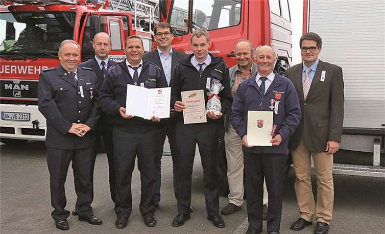 Gratulanten und Geehrte: Rolf Genn (v.li. Stellv. Vors. Kreisfeuerwehrverband) Dieter Merten (Wehrleiter VBG Adenau), Wehrführer FFW Wershofen Mario Kaspers. Torsten Raths (OB Wershofen) Marcel Holländer (Stellv Wehrführer FFW Wershofen) Alwin Wirz (Ortsbürgermeister Ohlenhard), Rainer Hees und Dr. Rainer Schlömp (Beigeordneter der VB Adenau). -SES-