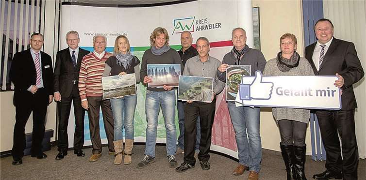 Gratulanten und Gratulierte: Die Sieger des Fotowettbewerbs, bei dem Nico Sebastian (3.v.r.) den ersten Platz erzielte. Kreisverwaltung Ahrweiler