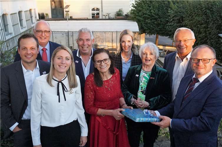 Gratulanten und Vorstand feierten 20 Jahre WiFo: Cornelius Kirsche (Vorstand),Hans-Jörg Assenmacher (Initiative Region Mittelrhein), Ralf Winn (Vorstand),MdL Ellen Demut, WiFo Sprecherin Marion Blettenberg, Ehrenvorsitzende Brigitte Ursula Scherrer,Landrat Achim Hallerbach und OB Jan Einig. Fotos: FF
