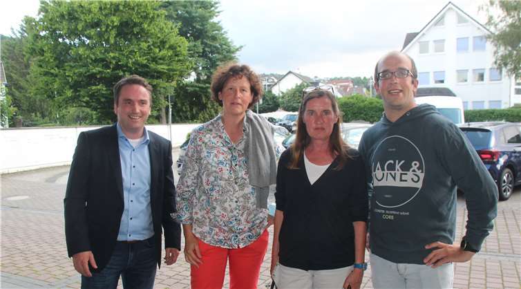 Gratulanten verschiedener Parteien: (v.r) Michael Matern (SPD), Barbara Krebs-Haupt (FWG), Beate Deres (CDU). Ganz links: Marcel Caspers.