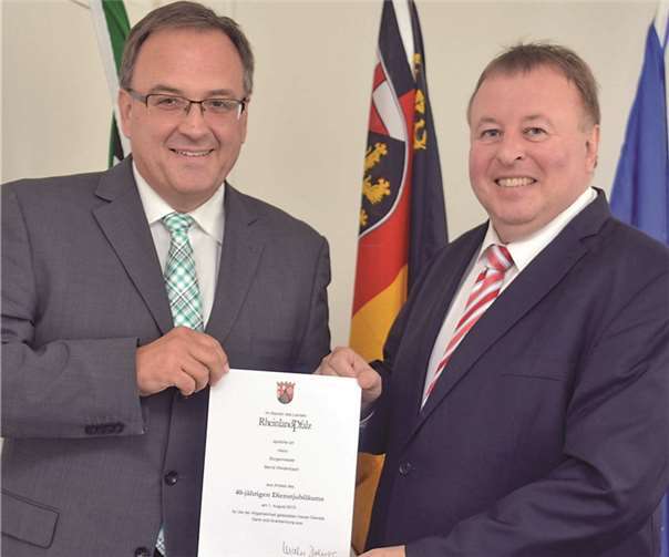 Gratulation: Bernd Weidenbach (l.) und Dr. Jürgen Pföhler.Kreisverwaltung Ahrweiler