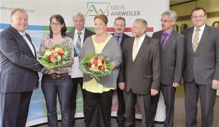 Gratulation: Dr. Jürgen Pföhler (v.l.), Annette Retterath, Bert Bertram, Heike Aheimer und Reinhold Schmitt mit Kollegen in der Kreisverwaltung. KV-AW