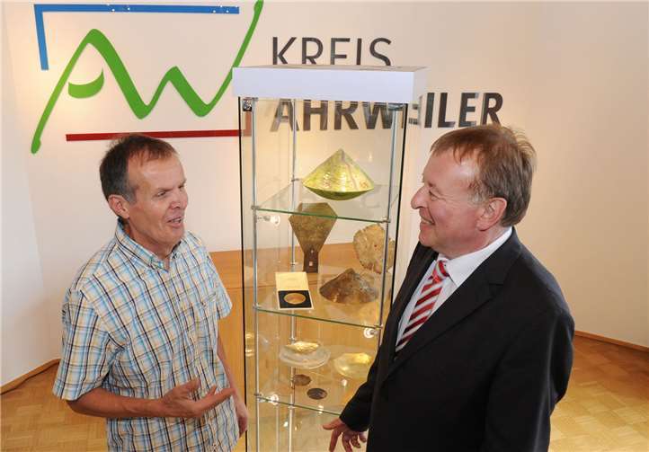 Gratulation: Friedhelm Pankowski (l.) hat Geburtstag, Dr. Jürgen Pföhler würdigt seine Kunstwerke, die als Ehrenplakette an verdiente Bürger verliehen werden.Kreisverwaltung Ahrweiler