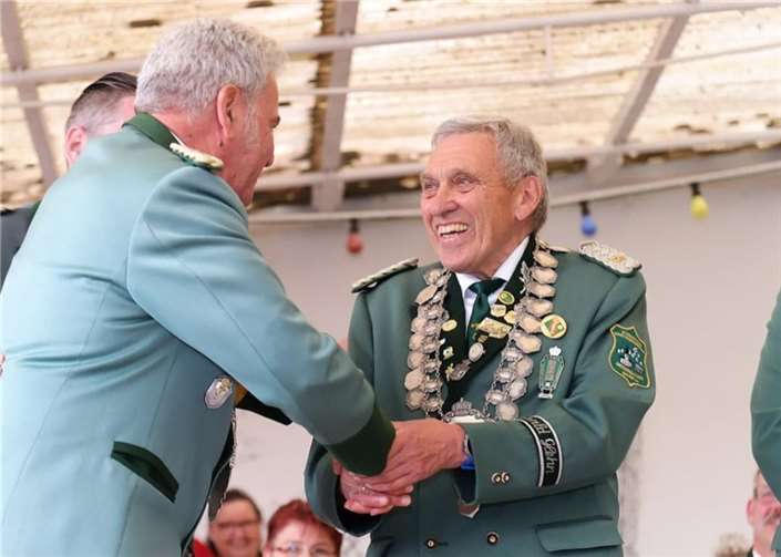 Gratulation an Hans Jansen (re.) als 2. Bezirkskönig.