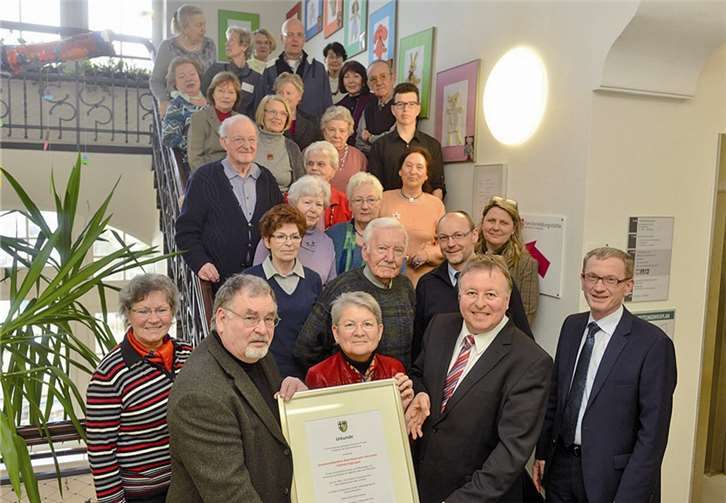 Gratulation an die Cafedienstgruppe im Mehrgenerationenhaus in Bad Neuenahr: Das Senioren-Netzwerk erhält den mit 1.500 Euro dotierten Innovationspreis des Kreises Ahrweiler. KV-AW
