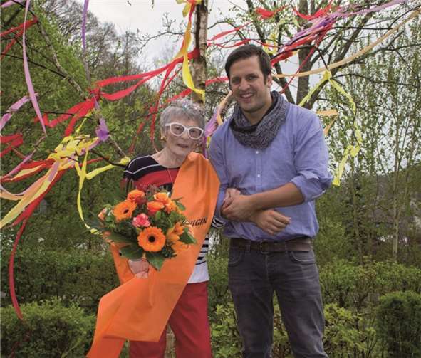Gratulation an die neue Maikönigin Sieglinde Arens. Raffael Sorbilli überreichte ihr einem bunten Blumenstrauß. privat