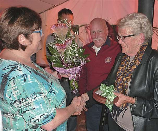 Gratulation an eine treue Camperin (v.l.): Vorsitzende Marianne Heyers, Camperin Trudie Willems.