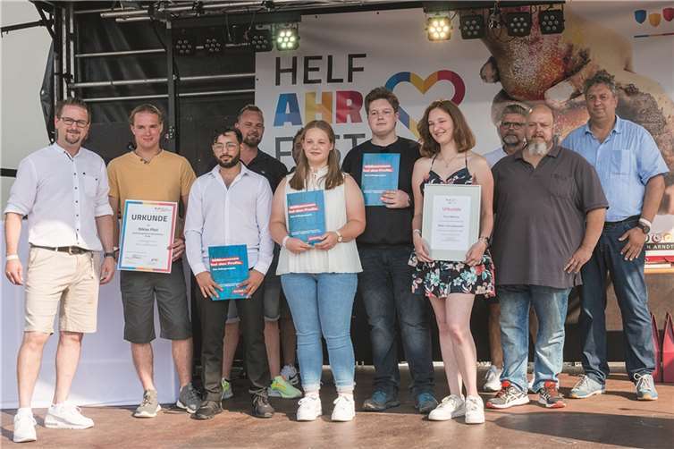 Gratulation den neuen MalergesellInnen: (vorne v.l.) Obermeister Guido Lenzen, Niklas Pfeil (Bauten- und Objektbeschichter), Malek Al Ahmad, Lia Clever, Luca Clever und Flora Mülhens, mit dem Vorstand der Malerinnung Ahrweiler (hinten). Foto: R. Friedsam