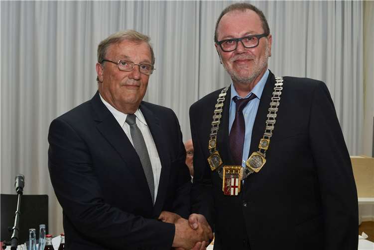 Gratulation durch Gerd Jung an den neuen Stadtbürgermeister Wolfgang Heitmann.