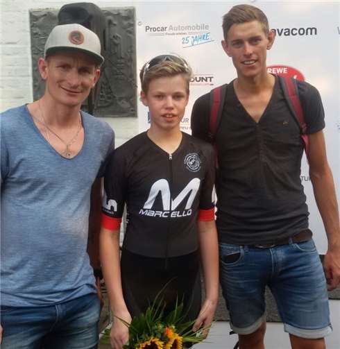 Gratulation für Jan Habermann auch von den beiden Profis aus Hürth André Greipel (Lotto Soudal) und Nils Politt (Team Katusha).Familie Habermann