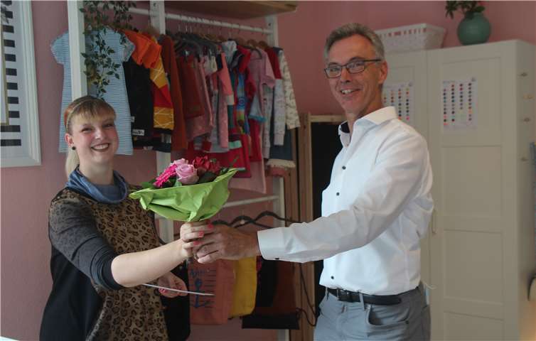 Gratulation für Susan Schlaf: Bürgermeister Udo Heuser hieß die Boutiquebesitzerin mit Blumen willkommen. Foto: KMI