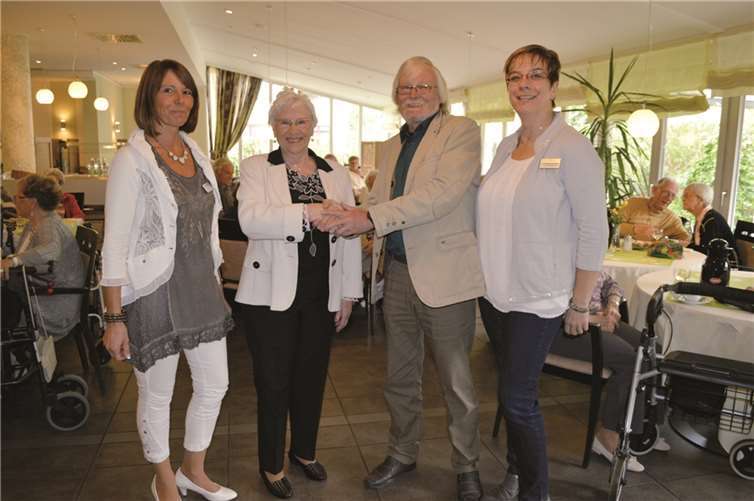 Gratulation für die Maikönigin (v.li.): Bettina March, Maikönigin Maria-Louise Gallus, Rolf Plewa und Angelika Schmickler. 